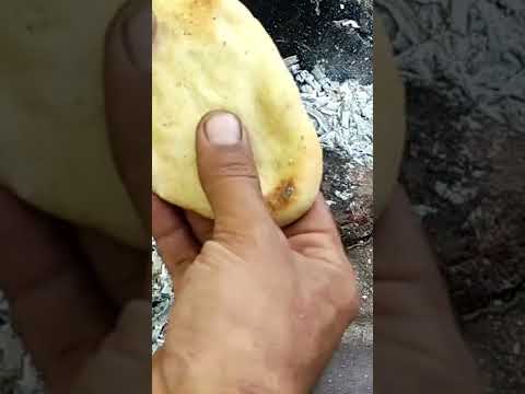 پخت نان روی سنگ در طبیعت طالقان پدرام سوداگری سوداگشت ایران توریست 