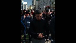 Rusya'da Müslümanlar Ramazan Bayramı namazında camilere sığmadı Resimi