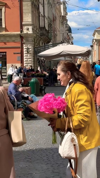 День МАМИ 💐 Львів центр, площа Ринок. #львівплощаринок - YouTube