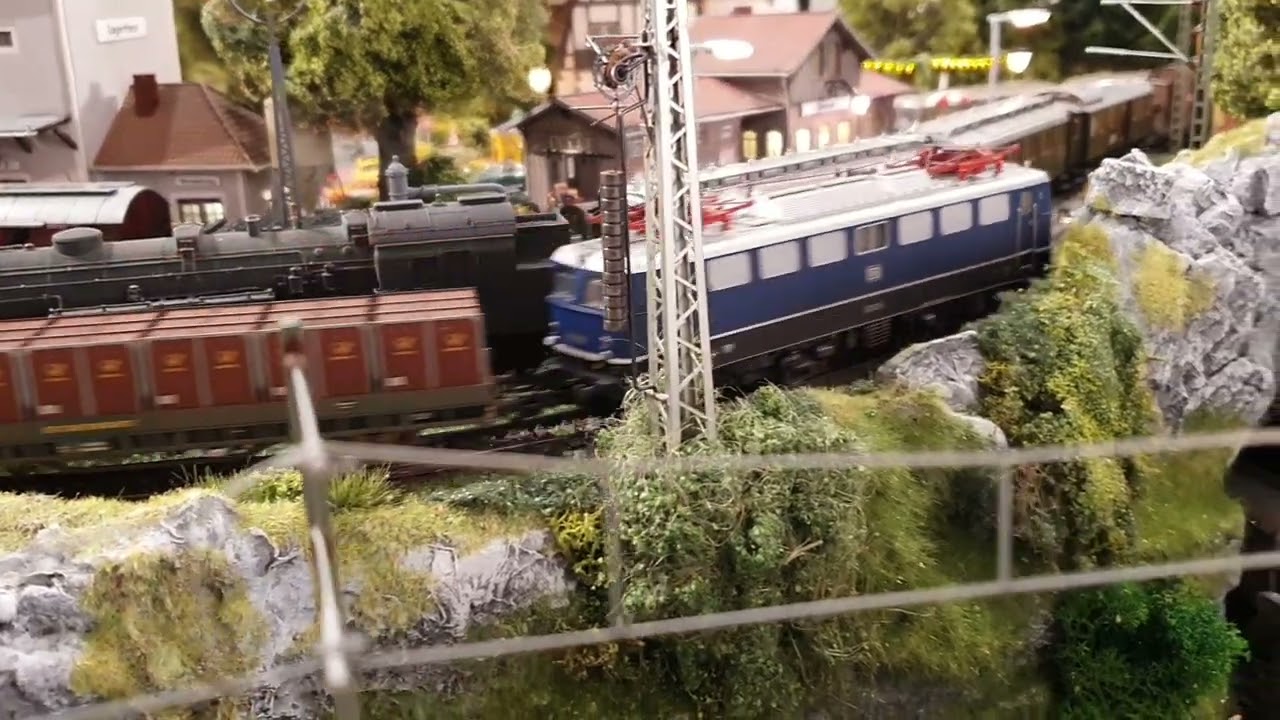 Märklin Kasten - E10 und BR 212  DB gemeinsam unterwegs .... on track ;-) 