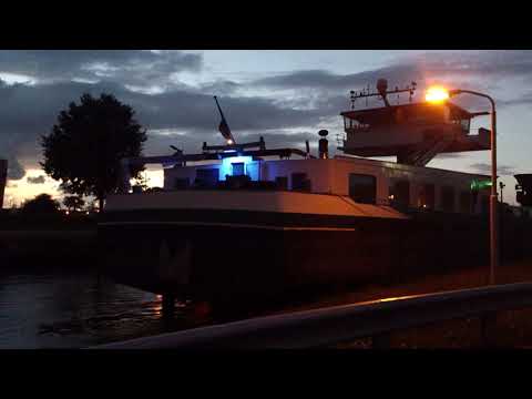 Binnenvaartschepen door de Binnenvaartsluis Terneuzen (Netherlands)