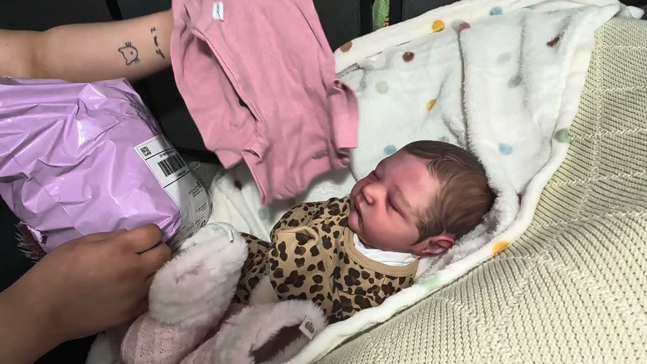 Box opening Alessandro girl