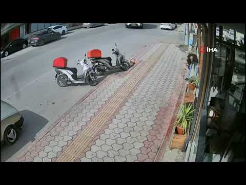 Hatay'da motosiklet kazası: Motosiklet sürücüsü kaza anında motordan uçtu Hatayinternettv.com