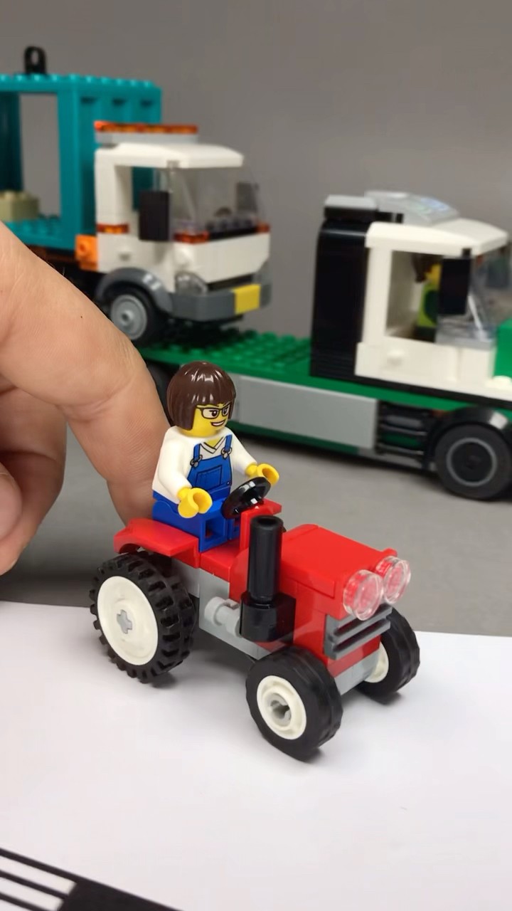 Tractor delivery from the LEGO City #60509 Harbour Freight Train