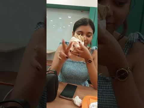 দিল্লির রাজীব চক মেট্রোরেল স্টেশনে রেস্টুরেন্টে আমরা খাচ্ছি