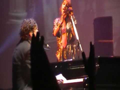 charly en el luna vivo2010-Adela en el carrousell-