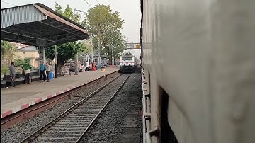 Howrah New Jalpaiguri Shatabdi(12041) Express Overtaking Tebhaga Express(13161)at Murarai