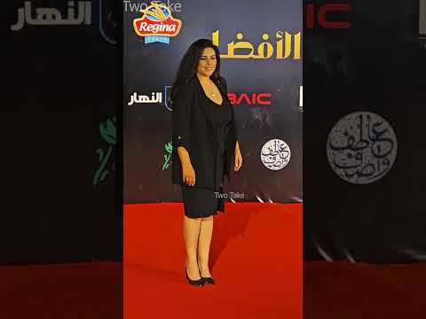 نهي عابدين بفستان اسود يعكس جمالها على السجادة