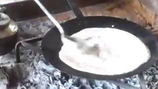 طريقة عمل الخبز على الحطب بالطريق اللبنانيه