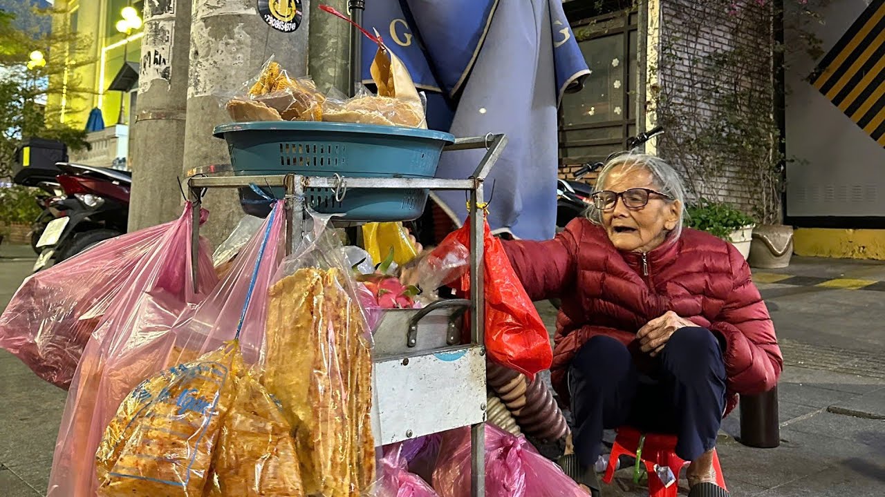 TIẾNG RAO XÓM Nha Trang| Cụ bà 78 tuổi không con cái 1 xe bánh tuổi thơ chống chọi gió mưa mưu sinh