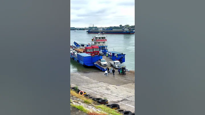 A large truck crosses the Yangtze River by boat. Real shots of the boat. Ferry crossing the river. - DayDayNews