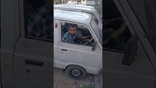 driver se parking mein gadi lagate hue