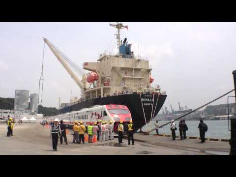 2013.4.26臺鐵TEMU2000普悠瑪號第三，四組列車抵基隆港西四碼頭