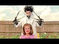 شخص إيده عبارة عن مقصات وبيكون أمهر مصفف شعر في المدينة Edward Scissorhands