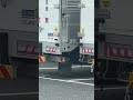 大型トラックの後ろに電車の吊り革が付いてるなあ😆#トラック
