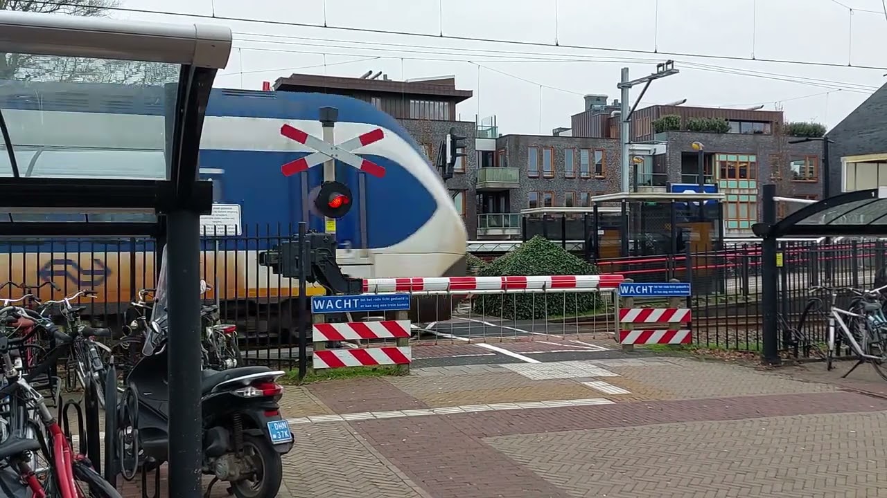 Spoorwegovergang Heiloo // Dutch Railroad Crossing