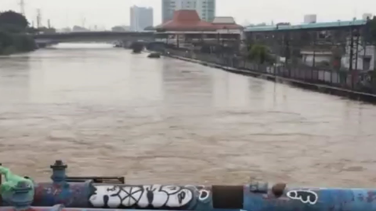 Jakarta di kepung banjir hari ini - YouTube