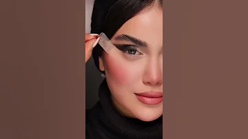 ميكب سواريه لفستان اسود 