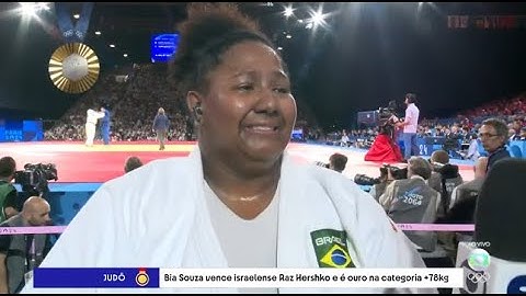Bia Souza chora ao falar com família após ouro no judô 'Consegui  Foi pela vó'
