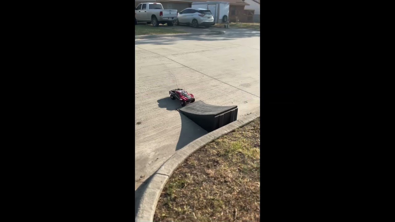 A few lil clips of my stock 2wd slash….