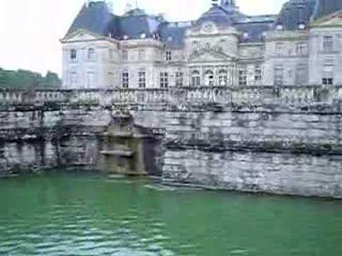 10-Second Vacations #30 - Vaux-le-Vicomte - House and Moat