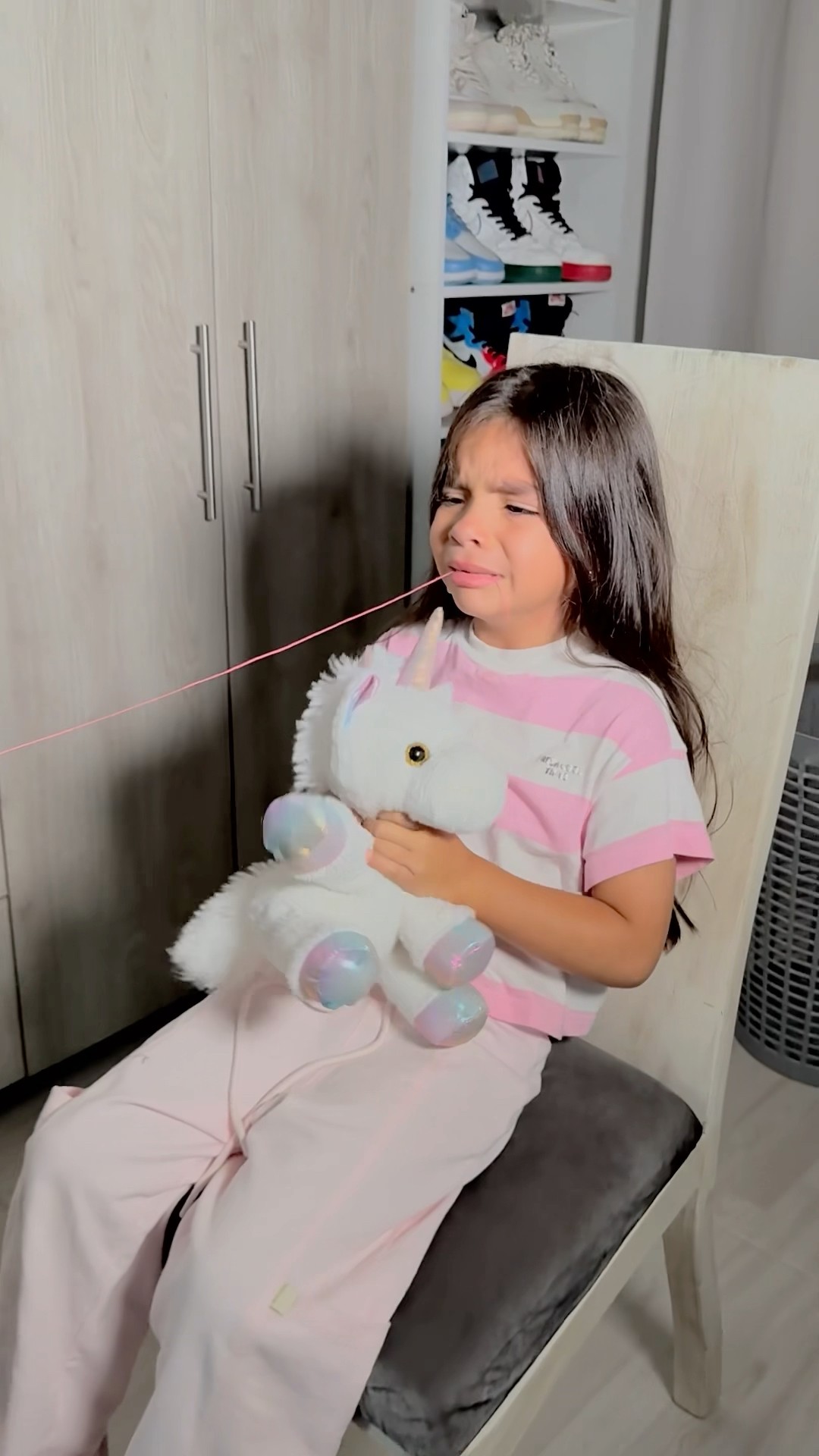 Le quito el diente a mi hija con la puerta de mi habitación??