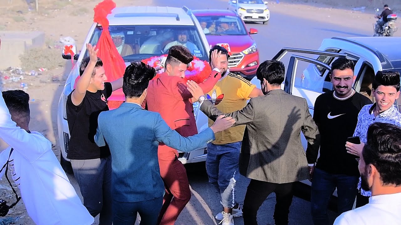 اصدقاء العريس كطعو الشارع بركص بحفل زفاف محمد عدنان. مؤسسة شاكر العكيلي للتصوير والمونتاج