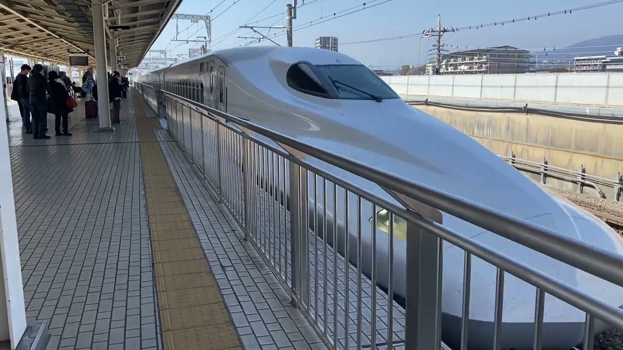 The train is from Shin-Ōsaka and is going to Shinagawa Station bullet train 🚅 ￼