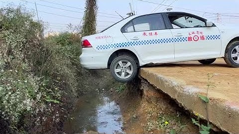 Simulate reversing and accidentally drop the two rear wheels off the road sill without rescue