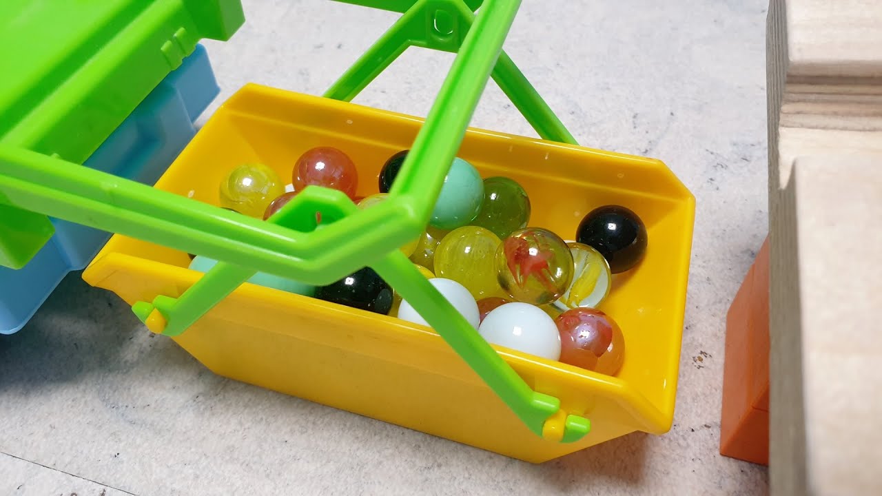 Шарики катятся по извилистому склону Satisfying marble runs Garbage truck came for marbles balls