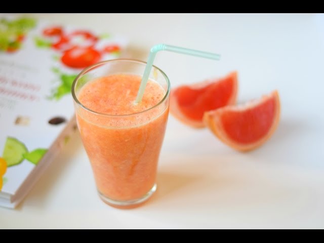 Фруктовый смузи (коктейль) в блендере