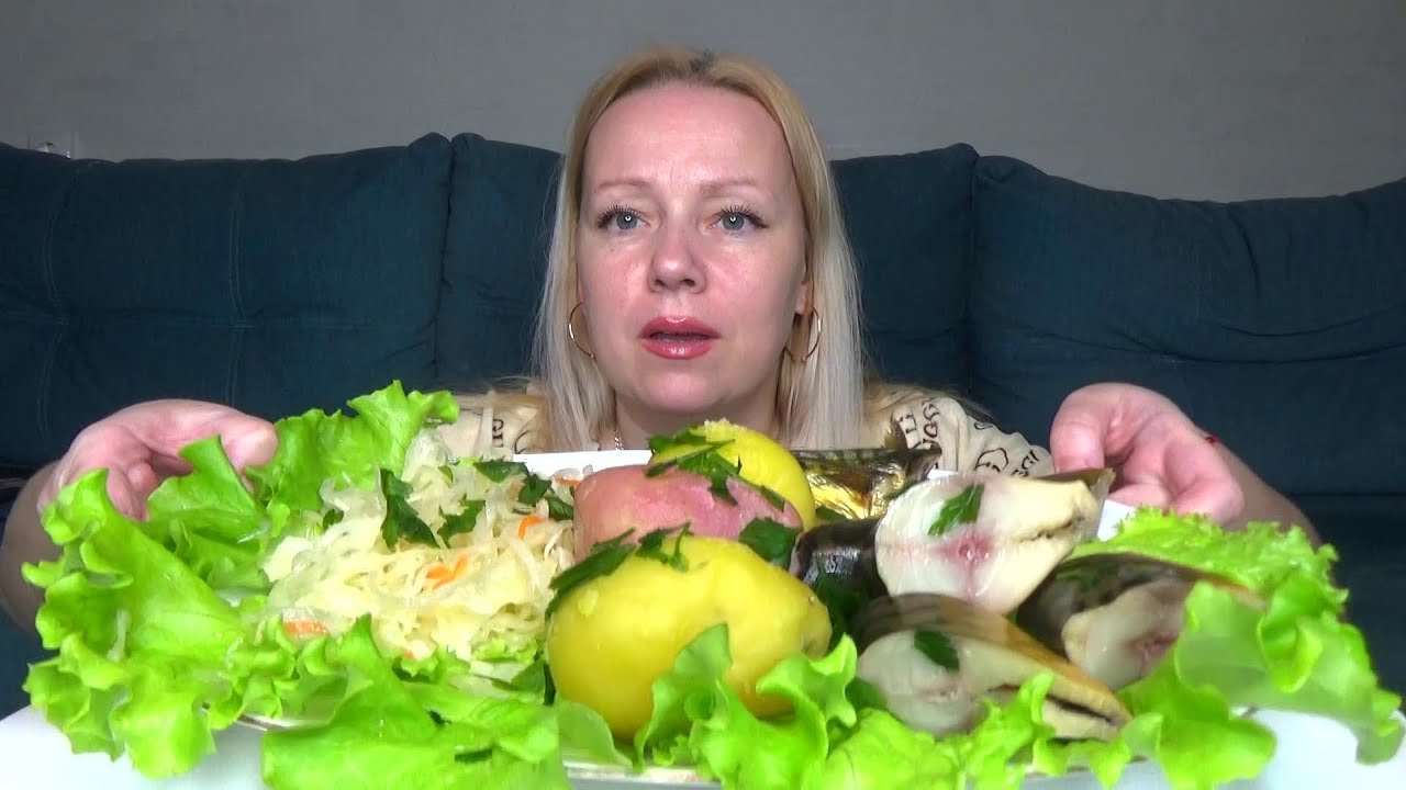 МУКБАНГ КАРТОШКА ОТВАРНАЯ, СКУМБРИЯ ГОРЯЧЕГО КОПЧЕНИЯ, КАПУСТА КВАШЕНАЯ/Русский мукбанг/Домашняя еда