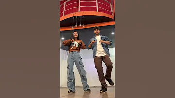 Akela Hai Mr Khiladi Mrs Khiladi Chaiye Dance 