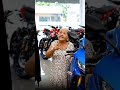 Moto con regalo incluido #videos #humor #veo3 #misterio #Ia #datospertubadores