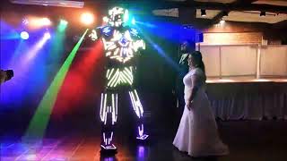 Robô de Led agitando a festa de Casamento de Guilherme e Michele dia 20/04/2019.