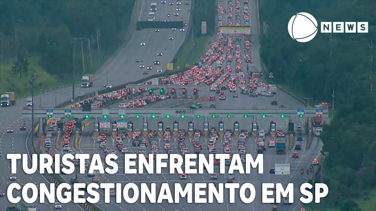 Turistas enfrentam congestionamento em estradas paulistas