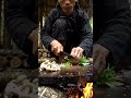 Nấu canh rau rừng trong chiều mưa - Bếp Lặng
