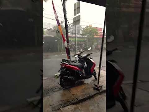HUJAN GUYS