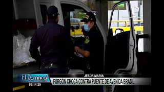 Camión quedó empotrado tras chocar contra puente en la avenida Brasil