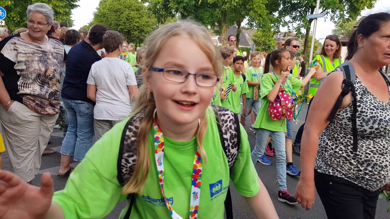 Intocht van de Avondvierdaagse 2017 in Hoogezand Sappemeer [4k]