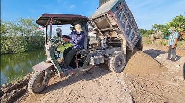 Công nông 1 khối cát vào ngõ hẹp | máy xúc múc cát | The farmer drove a three-wheeler carrying sand