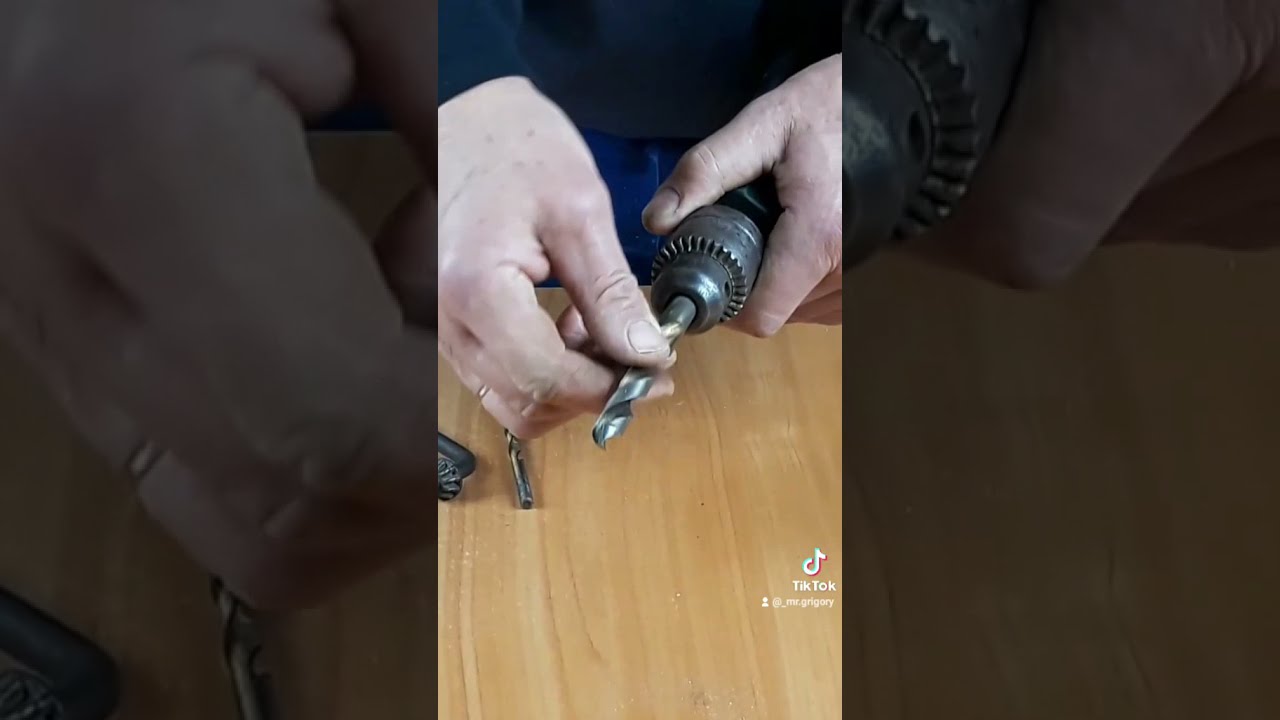 патрон для дрели без ключа. из дрели вытащить. как вынуть сверло из дрели. насадка патрон для перфоратора. сверло для дрели.