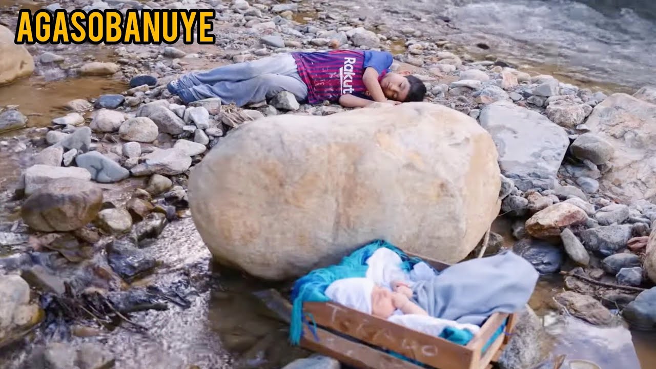 Umwana yafashe inshingano zokurera uruhinja Kandi nawe atarakura.