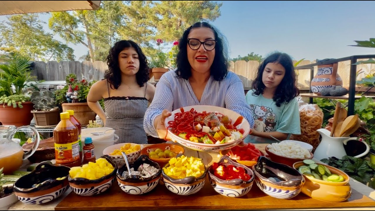 Frutas tropicales con Nieve y fruta con Chamoy