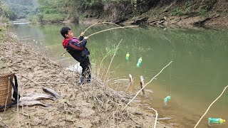 fish trap, an orphan boy picked up a plastic bottle to make a trap for super large snakehead fish.