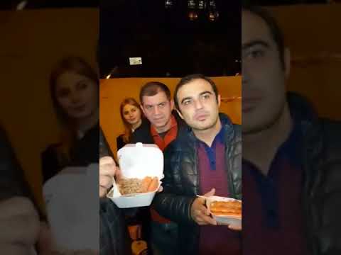 Saakaşvili etirazçılarla qarabaşaq-sosis yedi