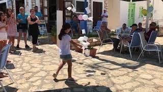 Η μικρή από το Καστελόριζο χορεύει ζεϊμπέκικο
