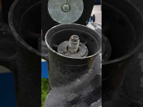 Video: Mercury dıştan takmalı motor kapağını nasıl açarsınız?