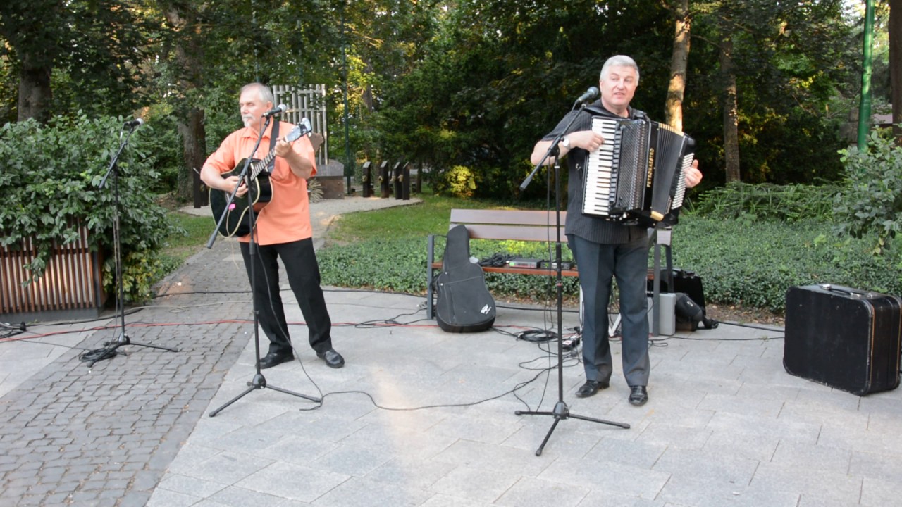 művész péniszrel fest