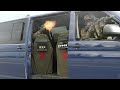 Dmonstration de tir et de brche en voiture avec bouclier balistique des forces spciales russes tactiques